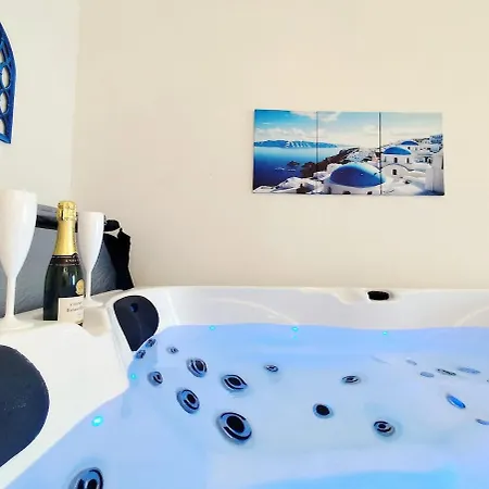 Santorini, Relaxing Spa, Terrace And Parking *