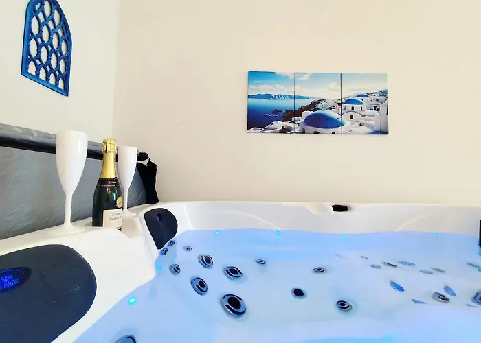 Santorini, Relaxing Spa, Terrace And Parking *